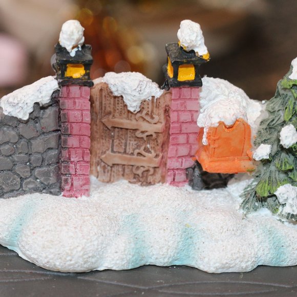 Large pieces CHRISTMAS VILLAGE Figurine Lot People Accessories figures lot #2 - Picture 6 of 9